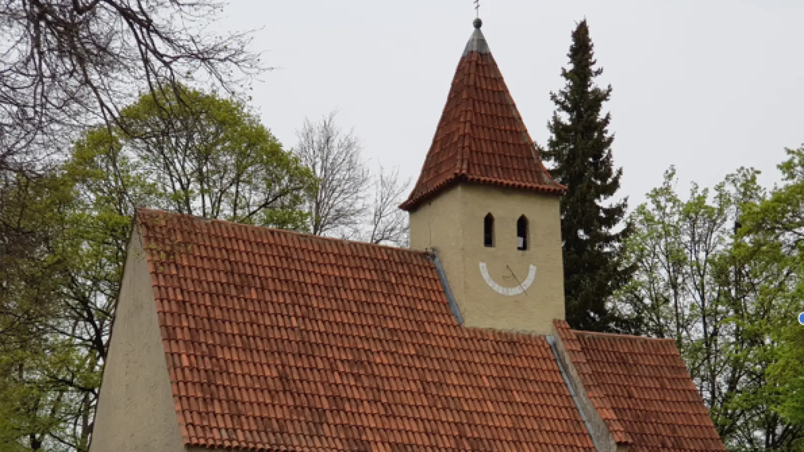 Sie ist das Wahrzeichen von Englschalking: Doch jetzt droht die kleine Kirche St. Nikolaus einzustürzen. (Foto: privat)