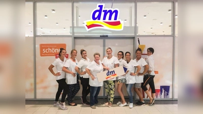 Das dm-Team im Parkstadt-Center freut sich auf die Wiedereröffnung. (Foto: dm)