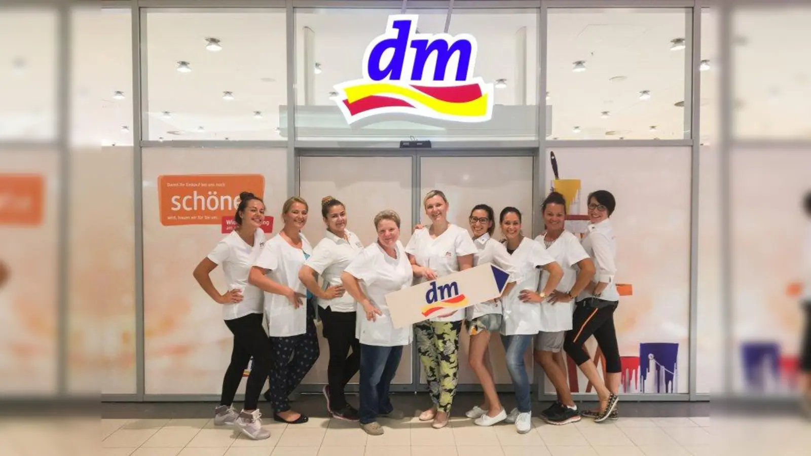 Das dm-Team im Parkstadt-Center freut sich auf die Wiedereröffnung. (Foto: dm)