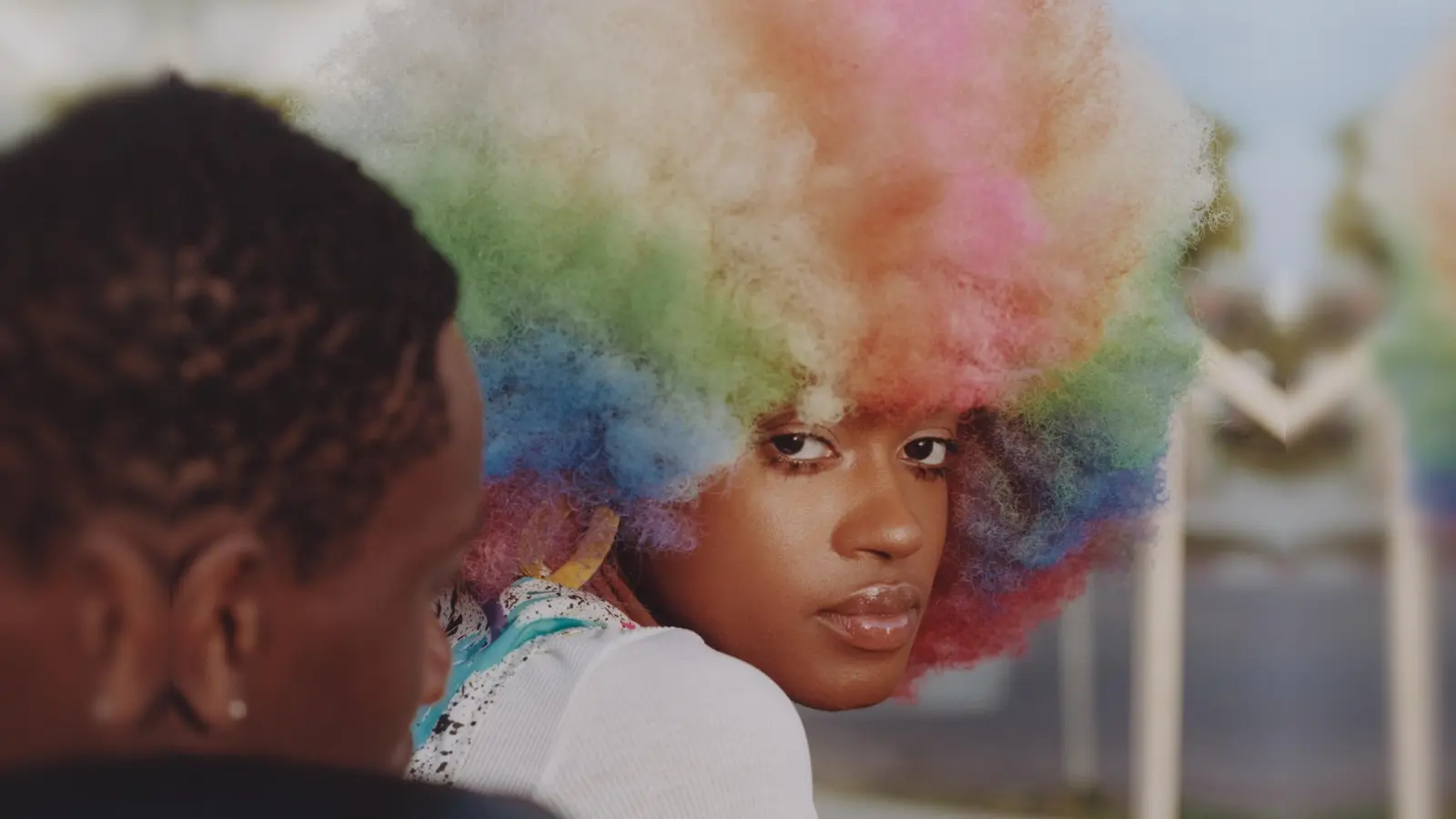 Ehrlichkeit und unverfälschte Emotionen vermitteln die Werke von Micaiah Carter, hier „Untitled (Rainbow Wig)” aus dem Jahr 2020. (Foto: Micaiah Carter)