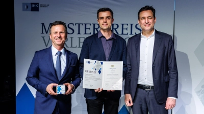 Raphael Bucherer wurde mit dem Meisterpreis der Bayerischen Staatsregierung ausgezeichnet. Dazu gratulierten IHK-Hauptgeschäftsführer Manfred Gößl (l.) und Staatsminister Georg Eisenreich. (Foto: Matthias Balk/IHK für München und Oberbayern)