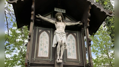 Das neugotische denkmalgeschützte Feldkreuz am Permoserplatz. (Foto: Michael Förster)