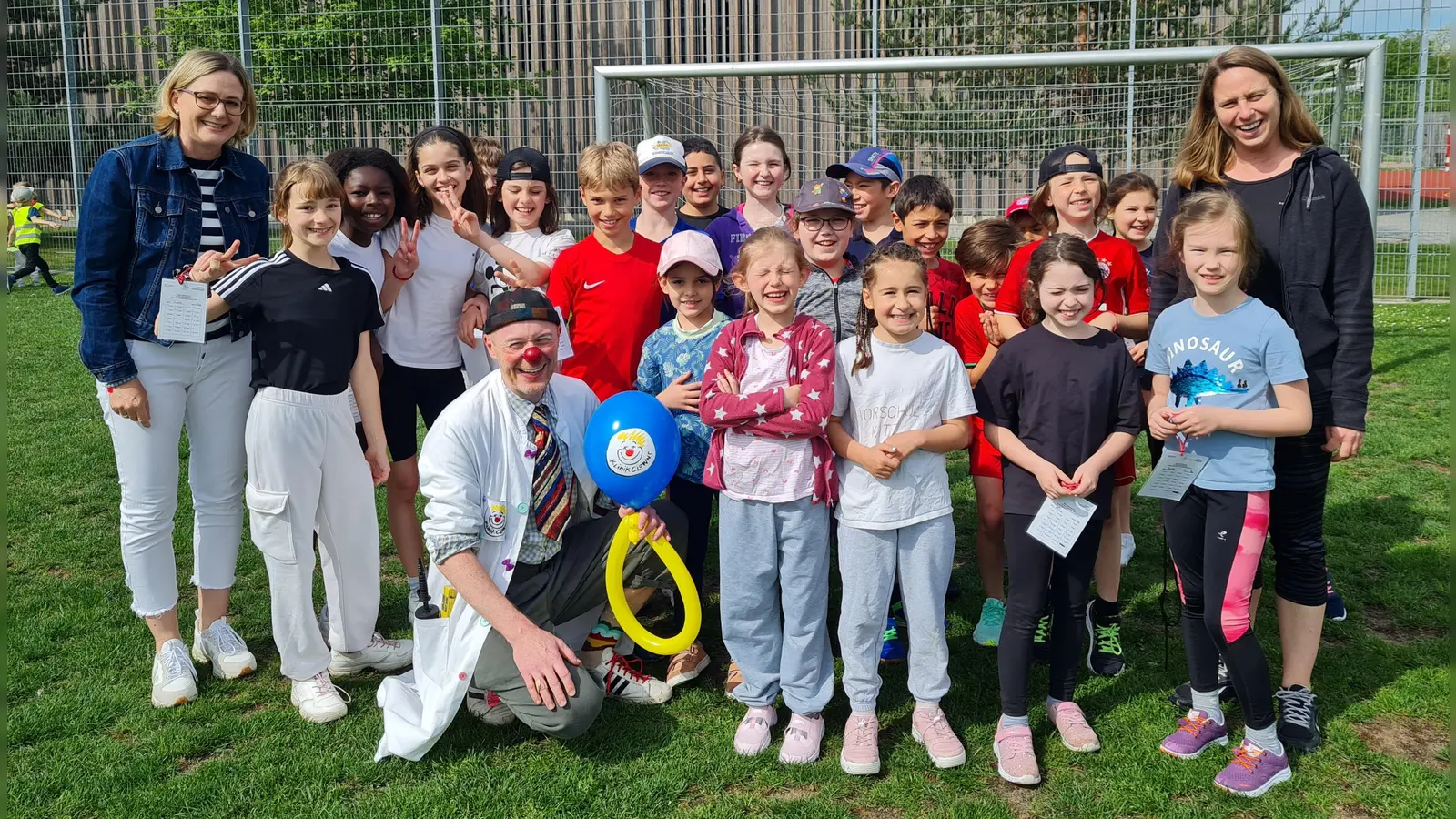 Schülerinnen und Schüler mit Rektorin Stefanie Gleixner-Weyrauch (links), stellvertretender Schulleitung Julia Wilm (rechts) und KlinikClown „Zibbo”. (Foto: Lilly Kruse)