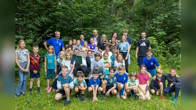 Beste Stimmung auf der Jugendberghütte Unterammergau: die Landräte Anton Speer (Garmisch-Patenkirchen) und Stefan Frey (Starnberg) mit Melanie Rigorth (Leitung Jugendamt Starnberg) und Josef Wiedemann (Vertretung Bürgermeister Unterammergau) inmitten der teilnehmenden Kinder und Betreuer (Foto: Landratsamt Starnberg)