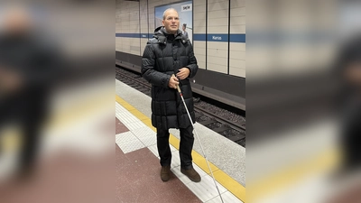 Dr. Stefan Insam, stellvertretender Landesvorsit-zender des BBSB e.V., mit Langstock am Bahngleis U-Bahnhof Harras. (Foto: privat)