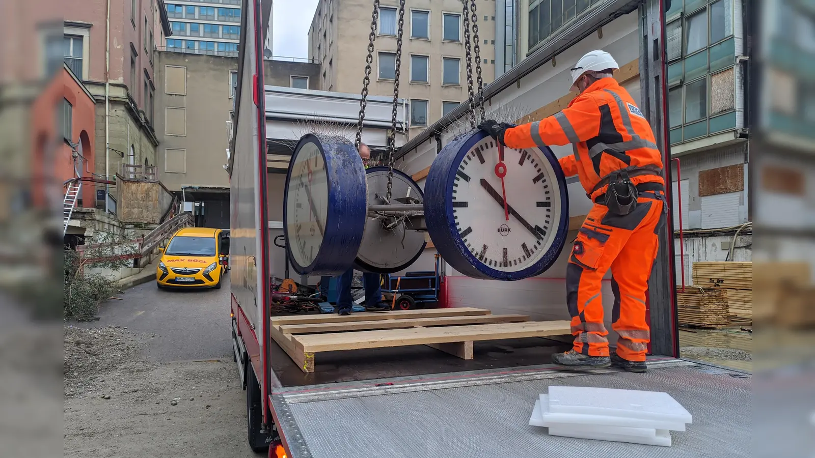 Die Münchner Bahnhofsuhr wird in einen Lkw verladen, um zunächst auf die Museumsinsel transportiert zu werden. Hier wird sie gereinigt und gewartet, bevor sie kommendes Jahr in Halle II des Verkehrszentrums zu sehen sein wird. (Foto: Deutsches Museum)
