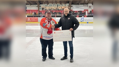 Armin Fichter vom EHC-Fanclub 79 und Präsident SaschaKaefer vom EHC Klostersee bei der Übergabe eines Schecks über 2.000 Euro zugunsten der Nachwuchsabteilung. (Foto: smg)