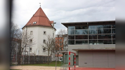 Wie geht es mit dem 1942 gebauten Hochbunker (hinten) weiter? Auch um diese Frage soll es bei der Bürgerversammlung in der Gaißacher Halle daneben (vorne) gehen. (Foto: job)