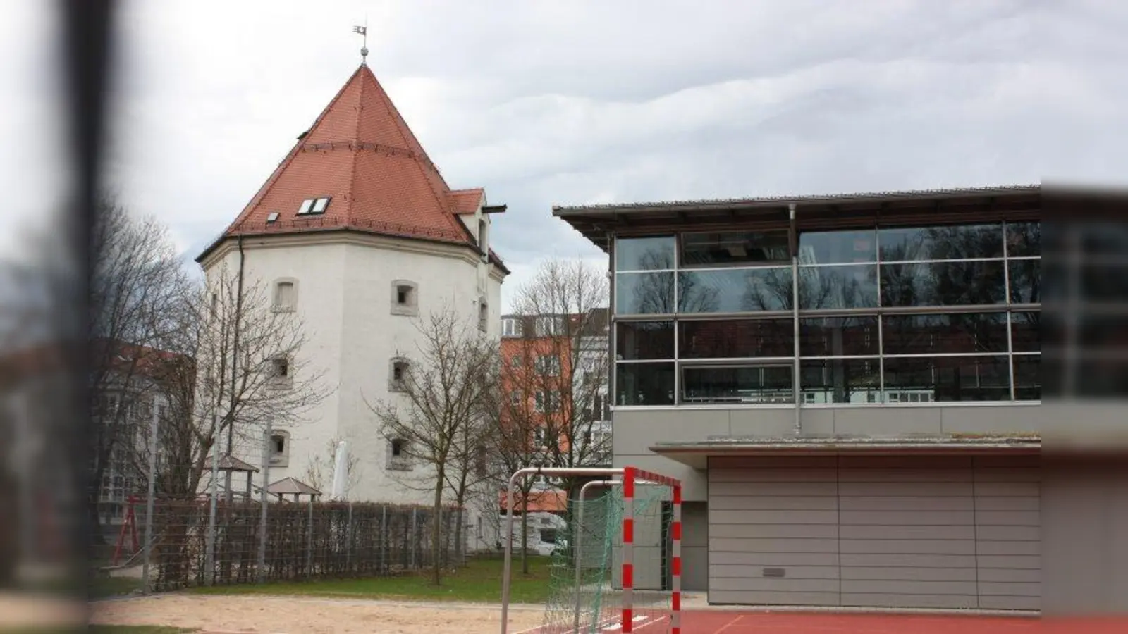 Wie geht es mit dem 1942 gebauten Hochbunker (hinten) weiter? Auch um diese Frage soll es bei der Bürgerversammlung in der Gaißacher Halle daneben (vorne) gehen. (Foto: job)
