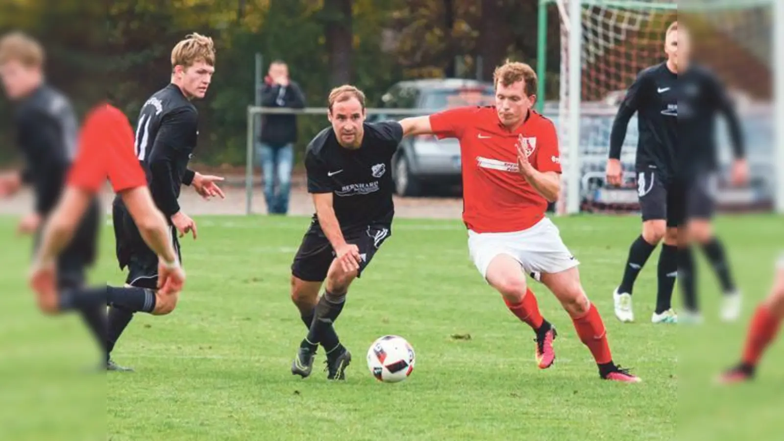 So wie hier war der FC Finsing (in Schwarz) in der Partie selten auf Augenhöhe mit der BSG Taufkirchen.	 (Foto: C. Riedel)