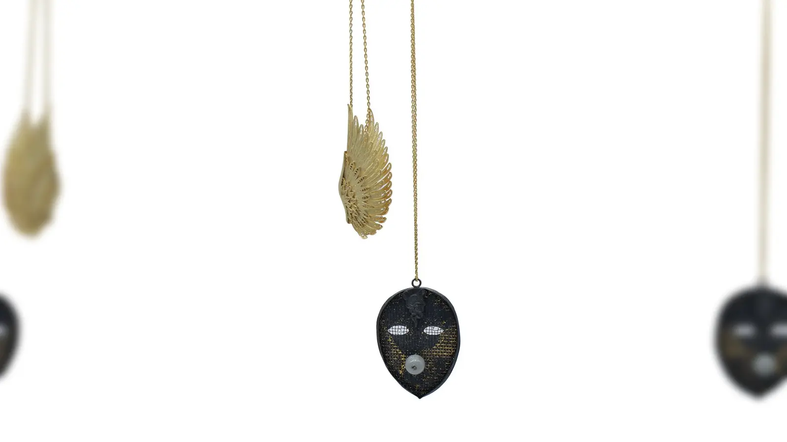 21 Gramm, soviel wiegen die ausgestellten Schmuckstücke, hier eine Kette von Guo Xin. (Foto: Galerie Handwerk)