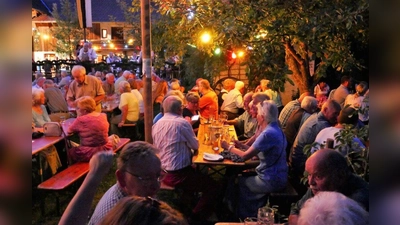 Ein stimmungsvoller Sommerabend erwartet die Gäste im Wolfschneiderhof.  (Foto: Förderverein)