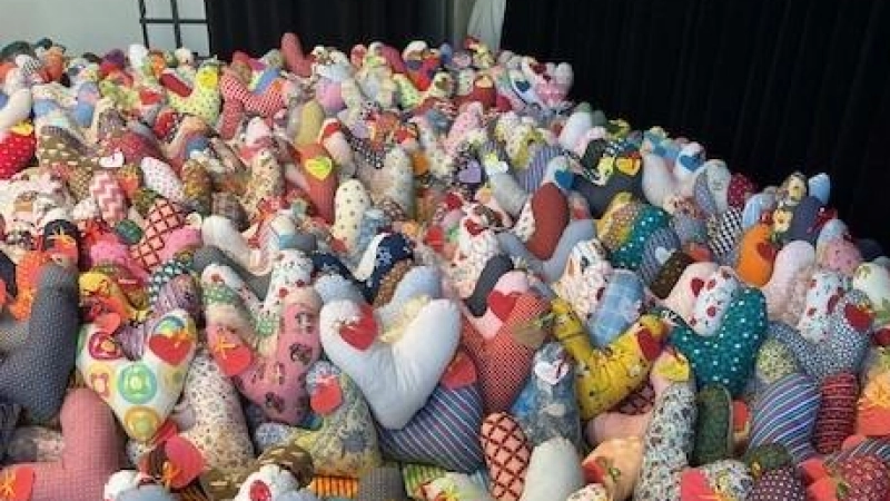 Mit Begeisterung und Teamgeist werden wieder hunderte liebevoll gestaltete Herzkissen entstehen, die an Frauen verteilt werden, die an Brustkrebs erkrankt sind. (Foto: privat)