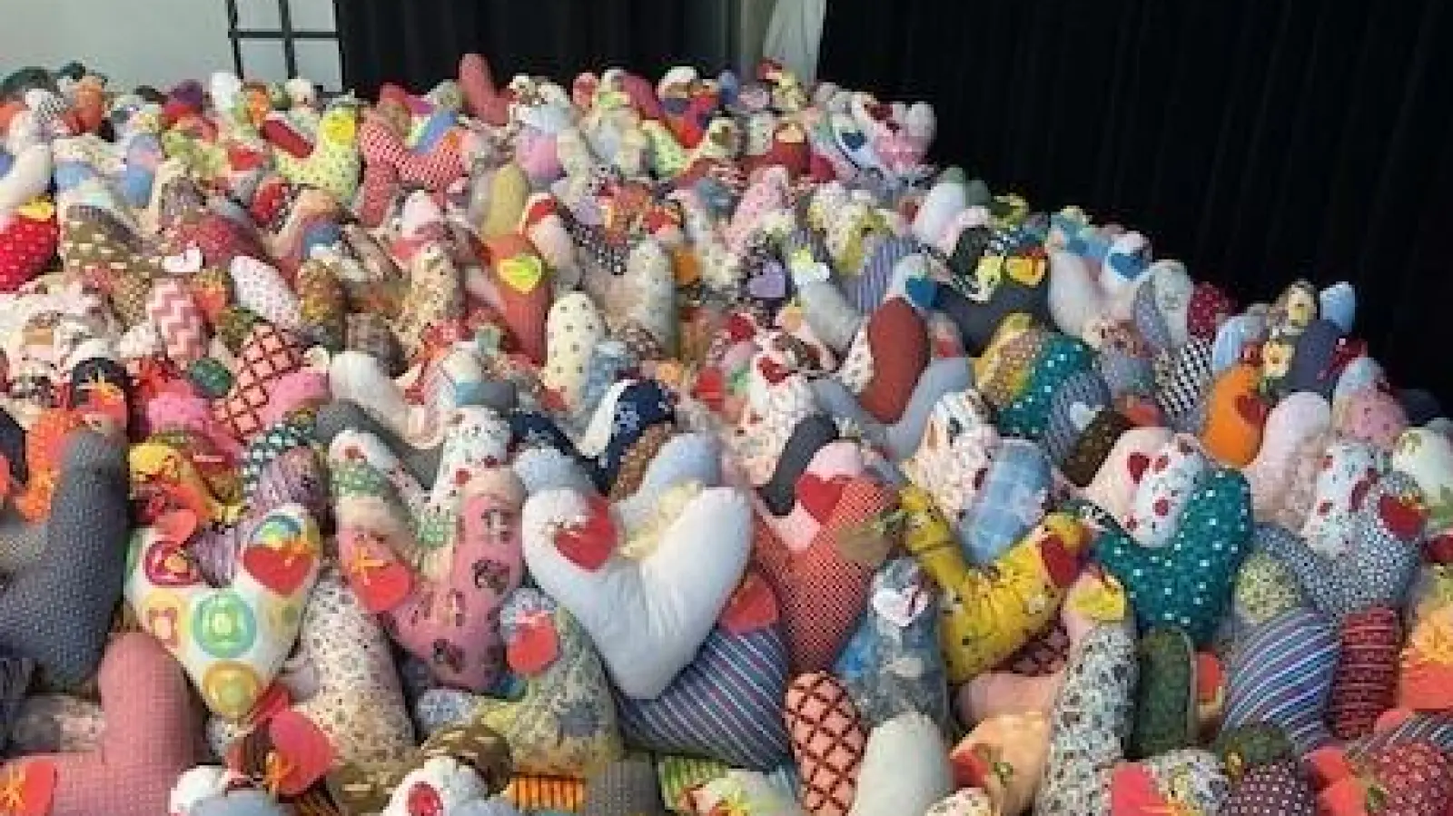 Mit Begeisterung und Teamgeist werden wieder hunderte liebevoll gestaltete Herzkissen entstehen, die an Frauen verteilt werden, die an Brustkrebs erkrankt sind. (Foto: privat)