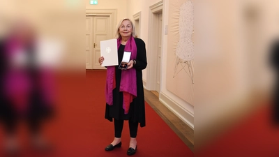 Große Ehre für die Asterix-Übersetzerin: Kunstminister Bernd Sibler händigte das Bundesverdienstkreuz an Gudrun Penndorf aus Unterföhring aus. (Foto: StMWK/Andreas Gebert)