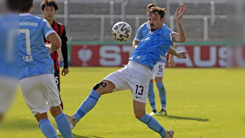 Kopfballstark: Dennis Erdmann. (Foto: Anne Wild)