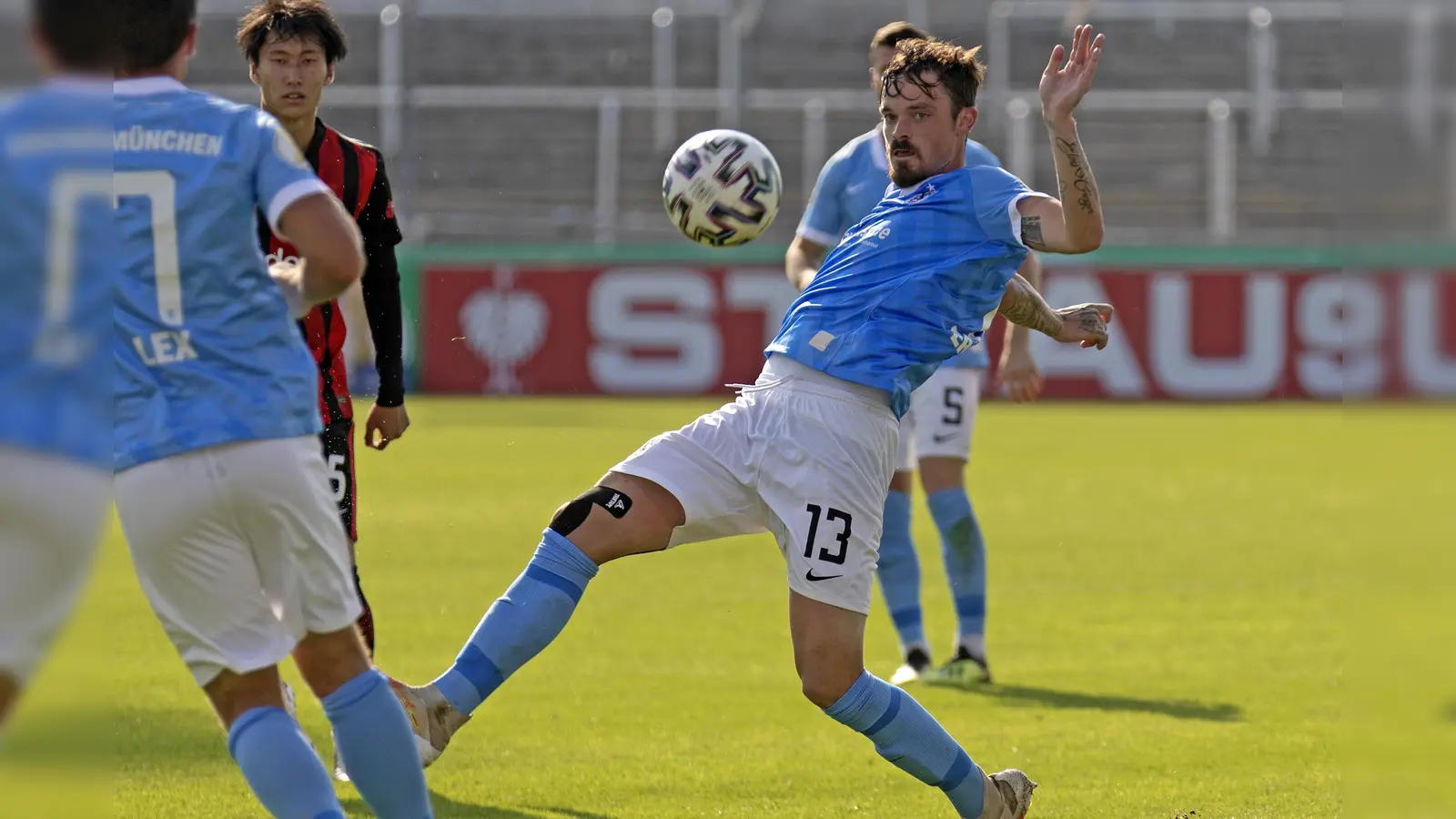 Kopfballstark: Dennis Erdmann. (Foto: Anne Wild)