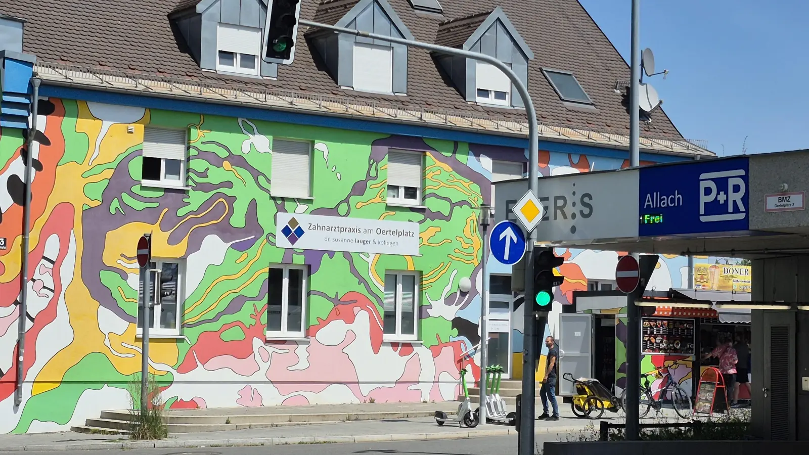 Fröhliche Farben in Allach, doch der Schein trügt: Die Tiefgarageneinfahrt zum P+R-Platz Allach stinkt. (Foto: tab)