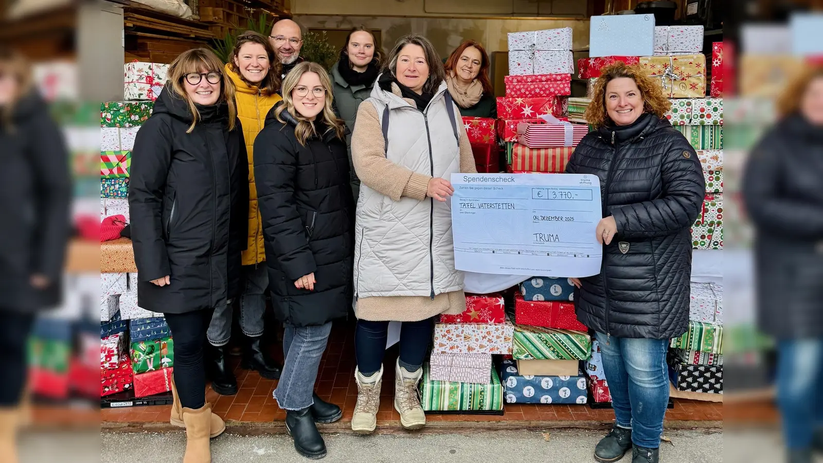 Initiatorin der Aktion Katja von Sassen (links) mit ihrem Team von Truma und NBHGeschäftsführer Oliver Westphalen und dem Tafel-Team Maya Riffeser und Carmen Ziegler (von rechts) bei der Übergabe der Päckchen.  (Foto: NbH Vaterstetten)