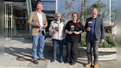 Präsentieren die neuen Programmhefte v.l.: Oberbürgermeister Andreas Haas, Stadthallenreferent Hans Pichlmaier, Stadthallenleiterin Kathrin Jacobs und Kulturreferent Hadi Roidl. (Foto: pst)