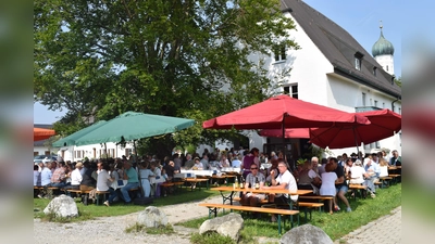 Bei herrlichem Sonnenschein spendeten die große Blutbuche im Gutshof einwenig Schatten. (Foto: Wolfgang Mende)