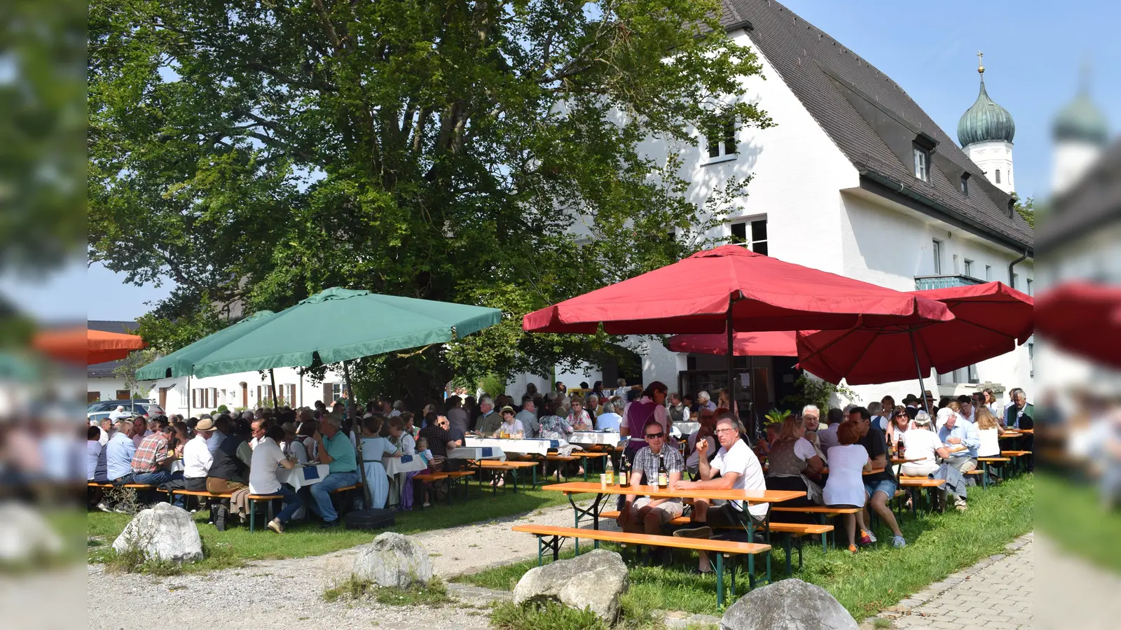 Bei herrlichem Sonnenschein spendeten die große Blutbuche im Gutshof einwenig Schatten. (Foto: Wolfgang Mende)