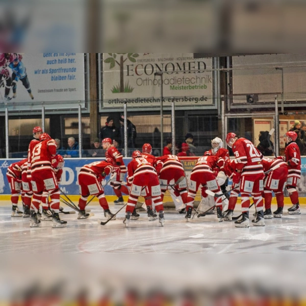 Das Team des EHC Klostersee vor dem Spiel: In der kommenden Saison soll es auf einigen Positionen verjüngt werden. (Foto: smg/EHC)