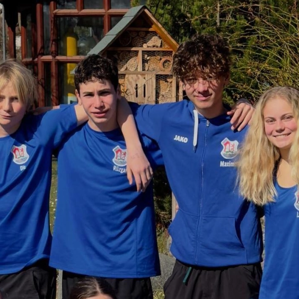 Holten in beim Swim Meet in Erlangen zahlreiche Medaillen und freuen sich auf den nächsten Übernachtungswettkampf: Schwimmerinnen der SSG Neptun. (Foto: SSG Neptun Germering)