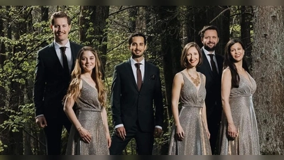 Das Vokalensemble „StimmGold” aus Regensburg verwöhnt die Zuhörer beim Schlosskonzert mit Musik aus mehreren Jahrhunderten.  (Foto: Matt und Glänzend)