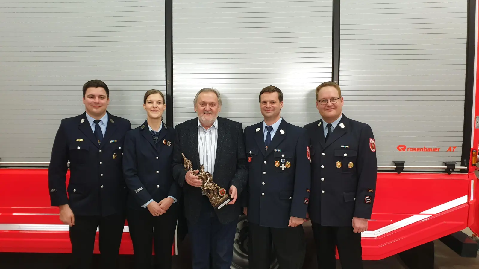Als Dank für die gute Zusammenarbeit überreichte die Freiwillige Feuerwehr Anzing dem scheidenden Bürgermeister Franz Finauer (Mitte) eine Floriansfigur. (Foto: FFW Anzing)