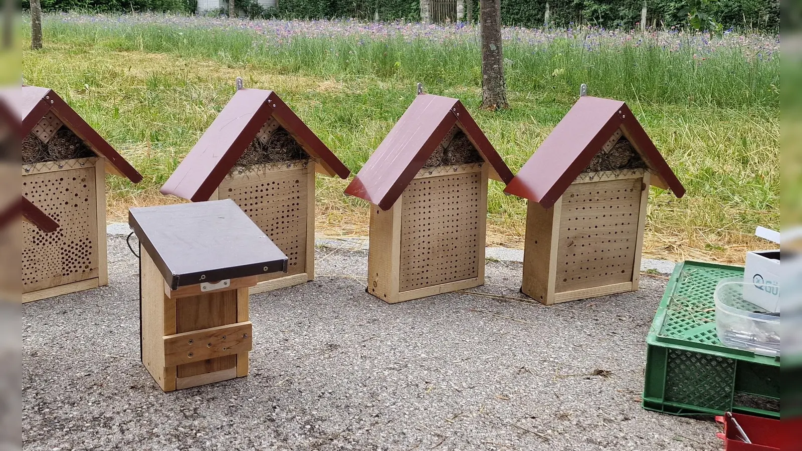Neu auf der Streuobstwiese Geisenbrunn: Insektenhotels und Vogelhäuser. (Foto: Christine Eicher)