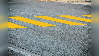 Nicht wie gewöhnlich weiß, sondern gelb ist der Zebrastreifen in der Sparkassenstraße. Er ist auch nur vorübergehend, im Rahmen eines Pilotversuches, dort.  (Symbolbild: bb)