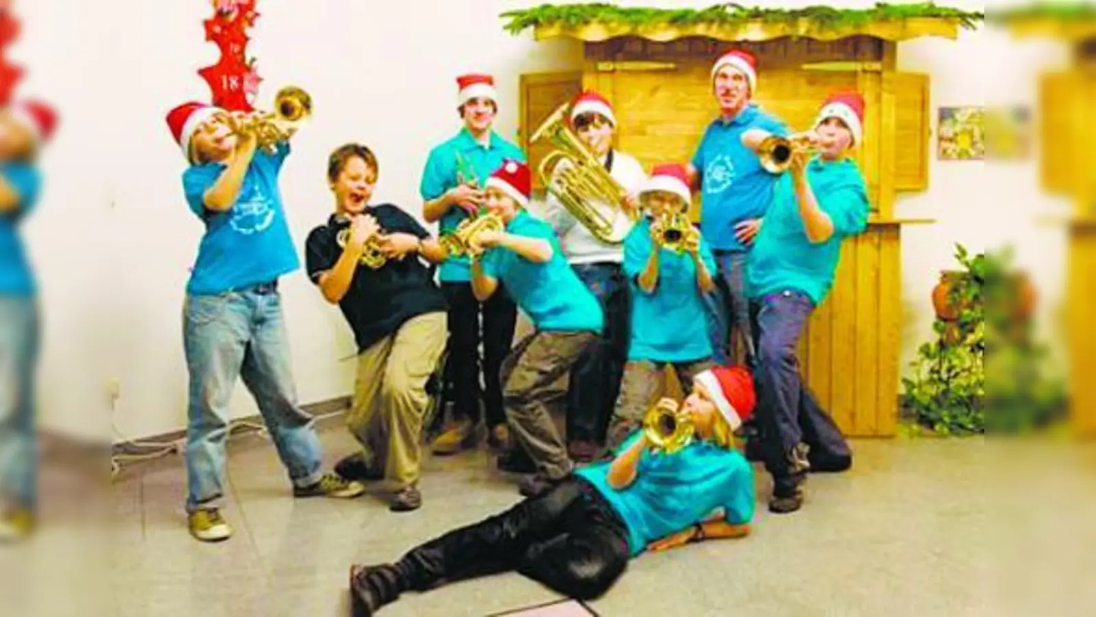Die Bläsergruppe der Musikschule Planegg-Krailling, „Happy Metal”, brachte Weihnachtsklänge ins Altenheim. (Foto: pi)