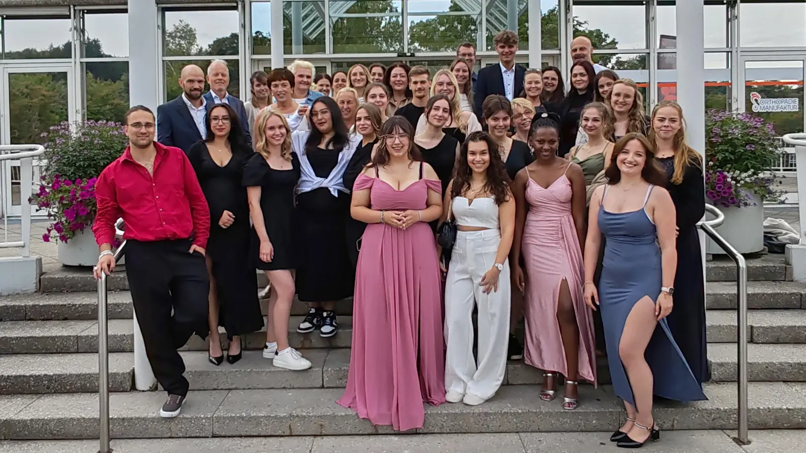 Ein starker Jahrgang: 22 frisch examinierte Pflegefachkräfte mit ihren Wegbegleitern aus Schule, Pflege und Geschäftsführung. (Foto: Krankenhaus GmbH Landkreis Weilheim-Schongau)