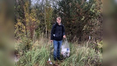 Louis Griebel lässt sich auch von schlechtem Wetter nicht aufhalten, selbst bei Regen sammelt der junge Mann achtlos weggeworfenen Müll auf. (Foto: hw)