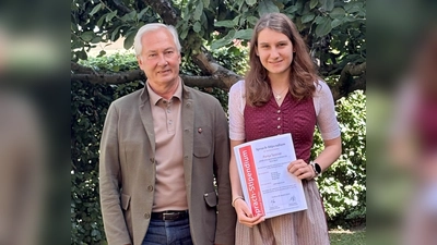 Karl Leitsbach übergab Ronja Sporrer die Urkunde. (Foto: Sparkasse)