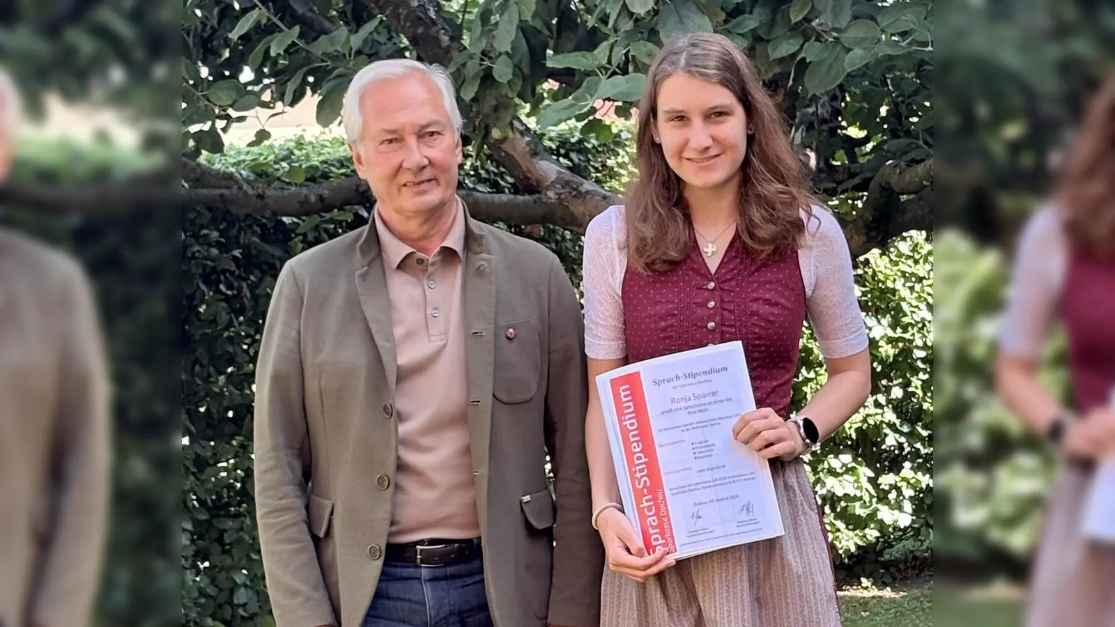 Karl Leitsbach übergab Ronja Sporrer die Urkunde. (Foto: Sparkasse)