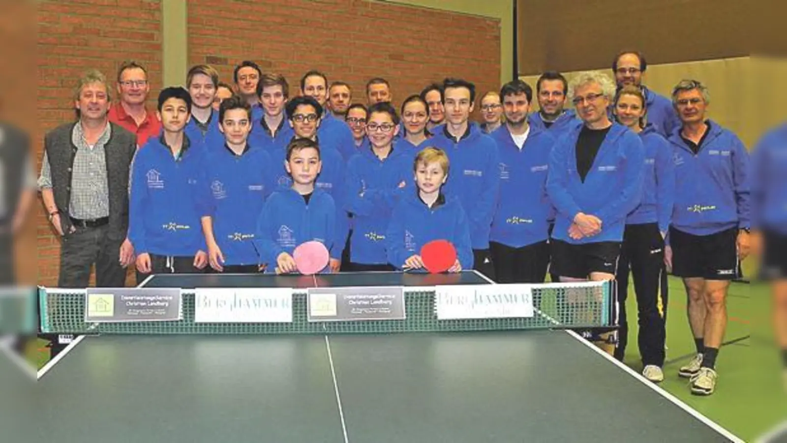 Stefan Wirkner von Berghammer Bodenbeläge, Eugen Heindel und einen Teil der Haimhauser Aktiven.	 (Foto: Verein)