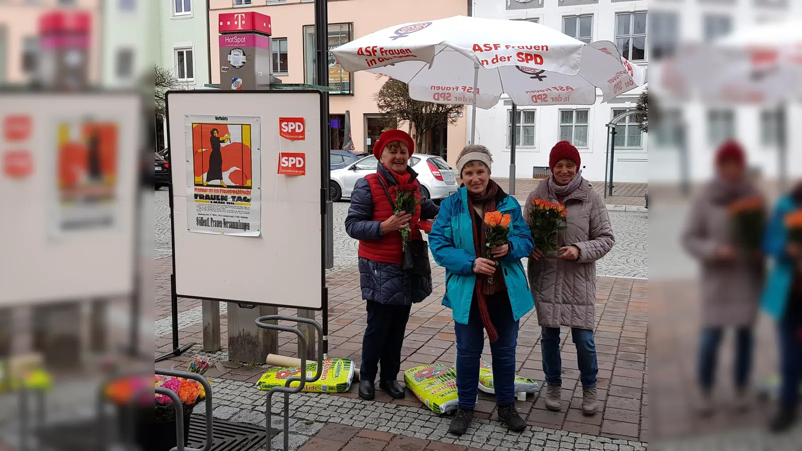 Jutta Harrer, Inge Ließ und Katharina Hintermaier (v. li.) verteilten zum Internationalen Frauentag Rosen. (Foto: VA)