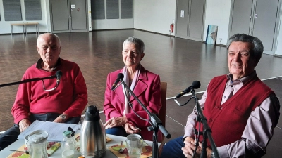 Erich und Gerti Ziegltrum sowie Joseph Schrank (von links) blicken im Podcast zurück auf arbeitsreiche, aber erfüllende Jahre im Truderinger Kulturzentrum. (Foto: Lukas Garbarsky)