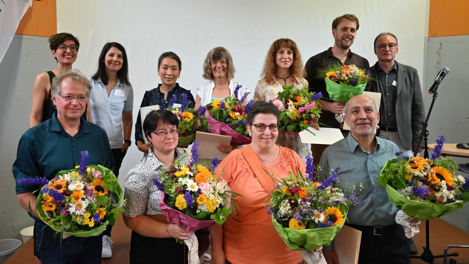 München dankt den Ehrenamtlichen. Im Bild hinten, von links: Kristina Jakob (SHZ), Anne Hübner (Vorsitzende SPD/VOLT-Fraktion), Drönsell Sakhang, Regine Zille, Claudia Covo, Frederick Kukla, Klaus Grothe-Bortlik (SHZ) und vorne, von links: Hoger Gruber, Marina Moiseeva, Daniela Karch, Mohammad Maleki. (Foto: SHZ München)