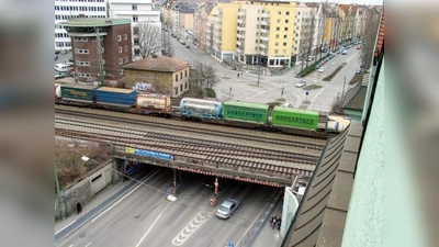 Die Lindwurmbrücke ist gerade für Radler und Fußgänger wegen der sehr beengten Passage gefährlich - und bleibt es für die nächsten Jahre.	Foto: job (Foto: job)
