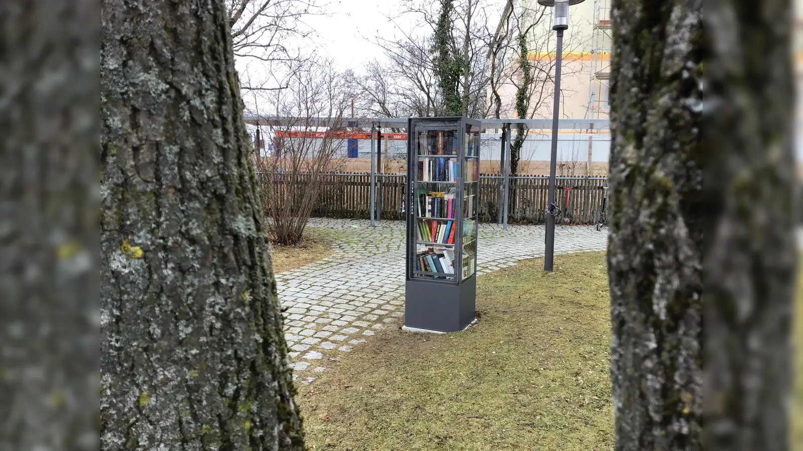 Der Bücherschrank in der Lerchenau: Wurde er mal wieder geplündert? (Foto: Daniel Mielcarek)