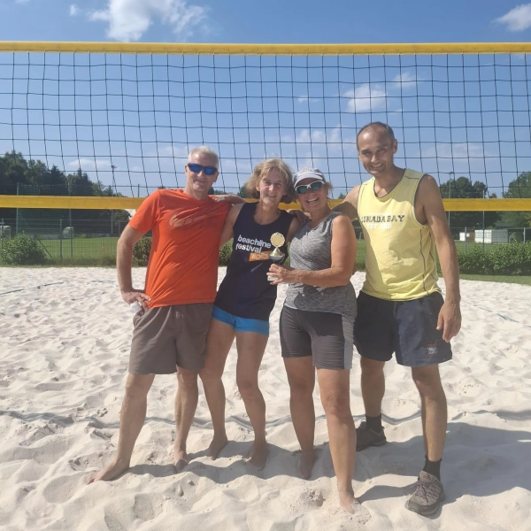 Das Team „Zwerge” konnte das Beachvolleyballturnier nach spannenden Spielen für sich entscheiden. (Foto: Weitzel)