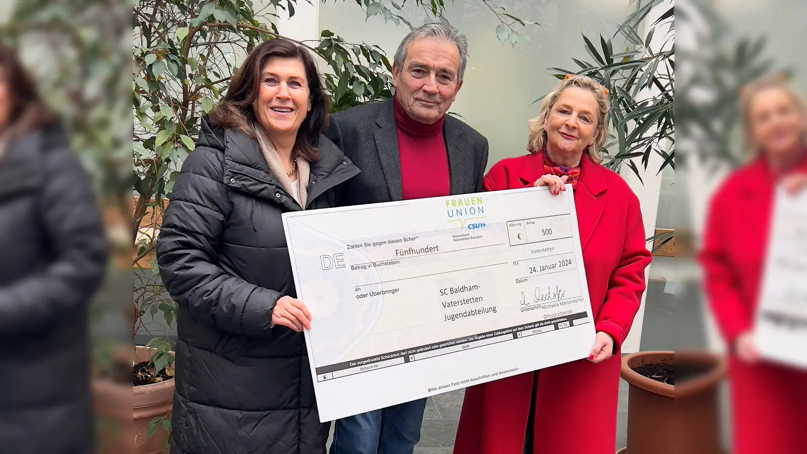 Bei der Scheckübergabe (v.l.) FU stellv. Vorsitzende Bärbl Weis, Josef Schmid (1.Vorsitzender des SCBV) und FU Vorsitzende Michaela Merzendorfer. (Foto: FU Vaterstetten)