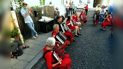 Zur kulturellen Auflockerung der Mahnwache am ehemaligen Uhrmacherhäusl spielten zum Auftakt und zum Abschluss die "Quetschenweiber". (Foto: HeimatGiesing)