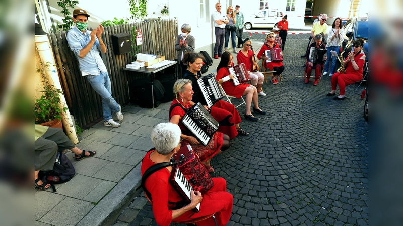Zur kulturellen Auflockerung der Mahnwache am ehemaligen Uhrmacherhäusl spielten zum Auftakt und zum Abschluss die "Quetschenweiber". (Foto: HeimatGiesing)