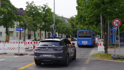 Aufgrund des Baus der Tram-Trasse ist die Wotanstraße derzeit nur mehr als Einbahnstraße nutzbar. Der Verkehr Richtung Süden muss demnach auf Ausweichrouten geführt werden. (Foto: kö)