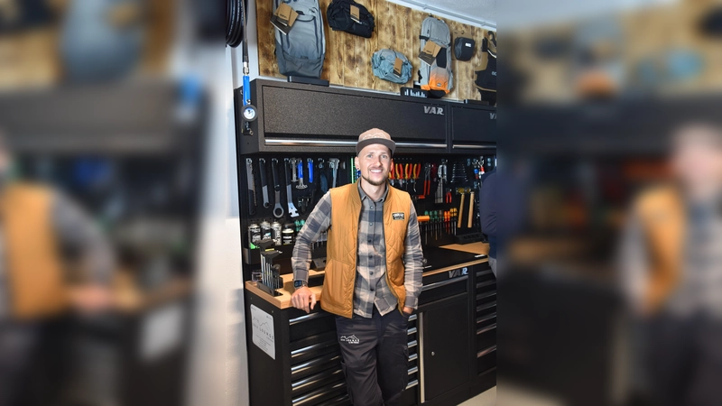 Geschäftsführer Alex Finsterer – leidenschaftlicher Biker - erfüllt sich seinen Traum in Kleinberghofen. (Foto: coe)