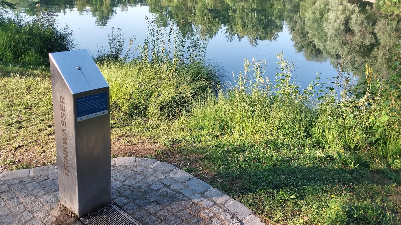 Einer der zwei Trinkwasserbrunnen der Gemeinde Ismaning steht am Eisweiher, in der Dorfstraße. (Foto: bas)